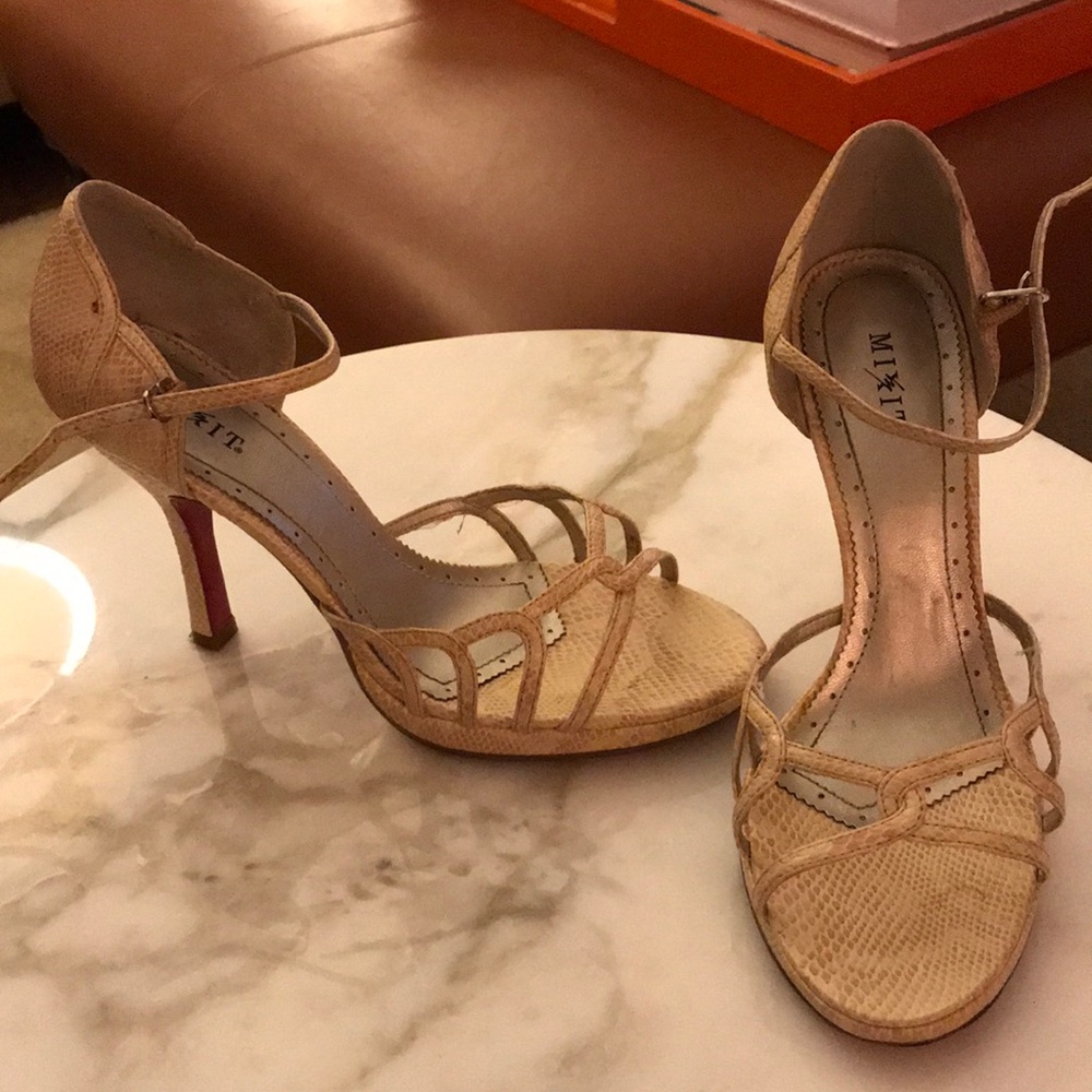 Creme Embossed Crocodile Sandals
